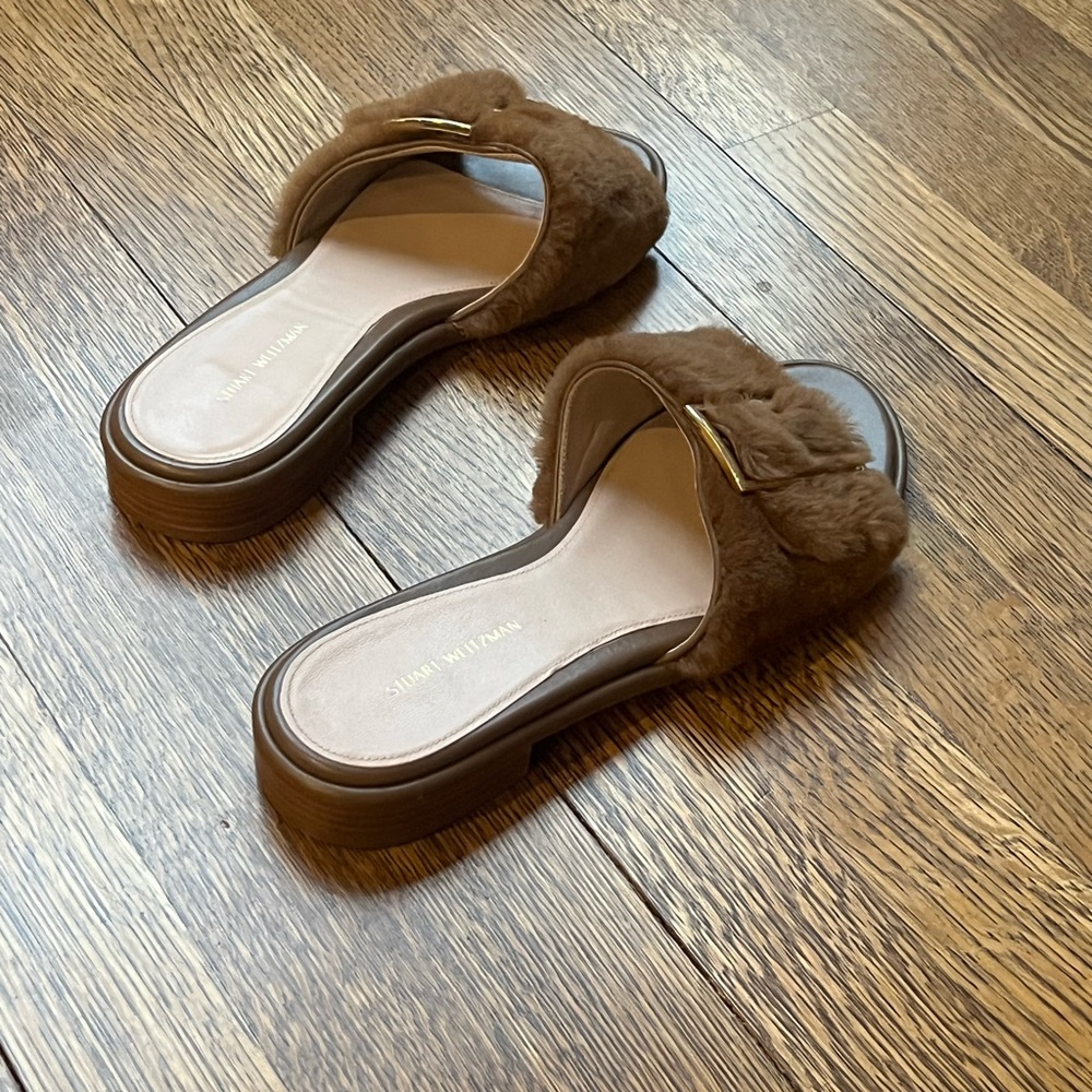 Women’s sandal with faux fur and gold bucket